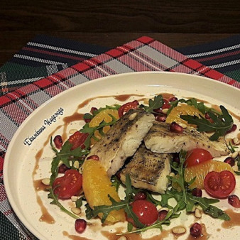 Салат с запеченным судаком