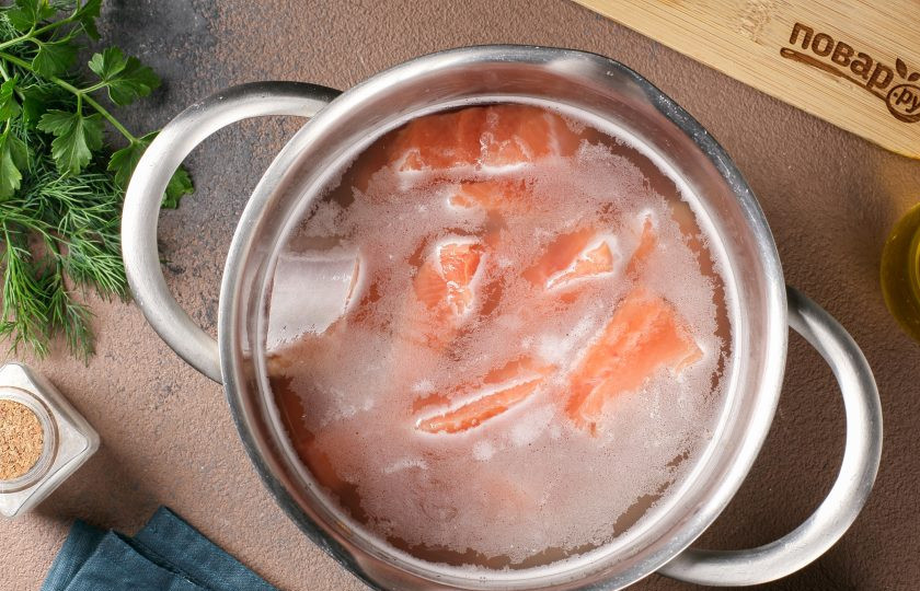 1. Этап. Горбуша соленая: Добавьте холодную воду, соль и сахар. Аккуратно перемешайте и оставьте рыбу в покое на 30 минут.