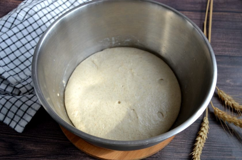 1. Этап. Багет ржаной: Накройте тесто салфеткой или пищевой пленкой, оставьте для брожения при комнатной температуре на 2 часа. Через 2 часа в тесте образуются многочисленные пузырьки, идет активный процесс брожения.