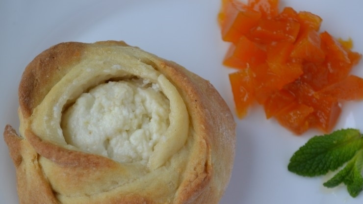 1. Этап. Ватрушка на кефире: 5. Подаю ватрушки горячими, с вареньем или джемом. Вряд ли они задержатся у вас на столе надолго :)