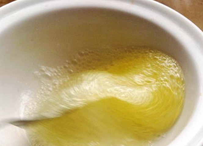 1. Этап. Тесто для кляра: Белок взбейте до образования пены.