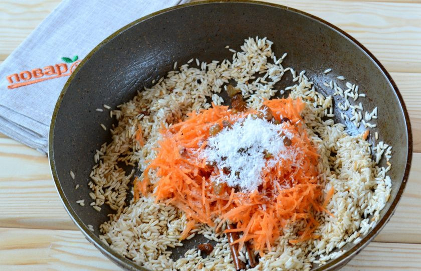 1. Этап. Гаджар Пулау: Теперь отправьте в сковороду морковь, изюм, кокосовую стружку, добавьте соль по вкусу. Перемешайте и залейте водой. Накройте крышкой и готовьте 20-25 минут, пока рис не станет мягким и воздушным, а вся жидкость не впитается. Готовое блюдо оставьте под крышкой еще на 5-7 минут. А тем временем займитесь сервировкой стола.