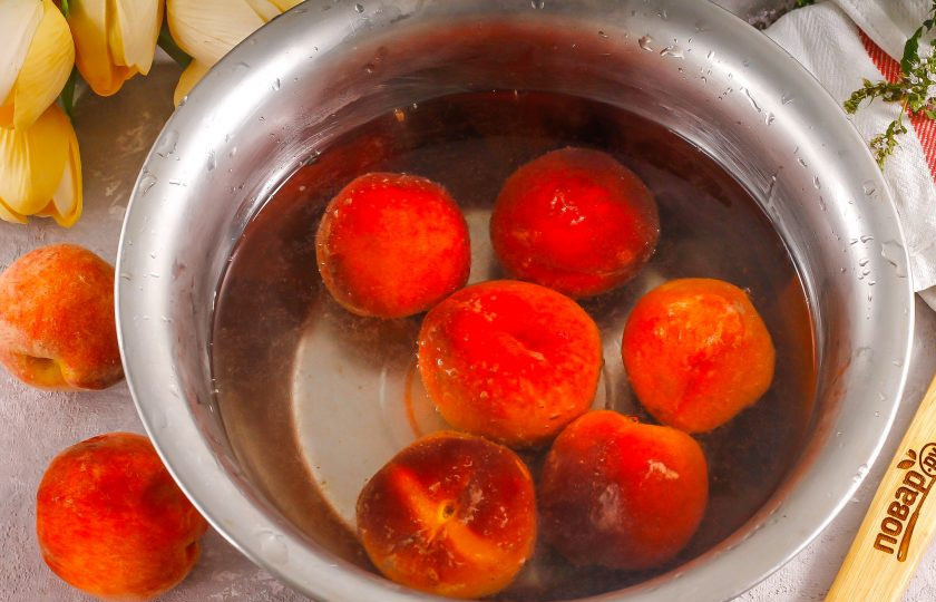 1. Этап. Муссовый торт Персик: Треть персиков залейте кипятком и оставьте на 5 минут. Затем залейте холодной водой и счистите кожуру.