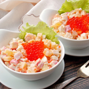 Крабовый салат с икрой