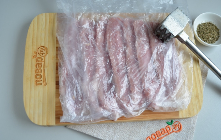 1. Этап. Мясо в тесте Шахматная доска: Накройте пленкой или пакетом и отбейте молоточком.