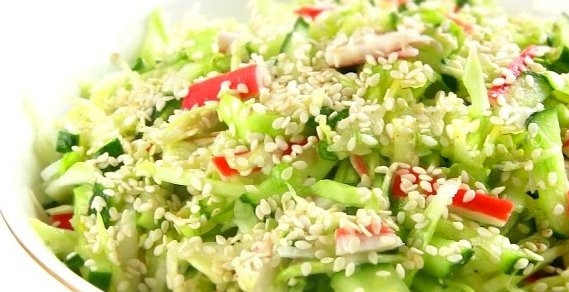 1. Этап. Салат Свежесть с капустой: 3. Перемешайте салат, посыпьте кунжутом и подавайте. Приятного аппетита!