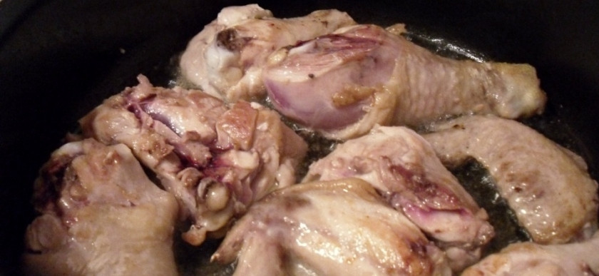 1. Этап. Чахохбили в мультиварке: 2. Включаем мультиварку, режим «Выпечка», время 30 минут. Выливаем масло, даем ему прогреться, после чего выкладываем курицу. Обжариваем мясо со всех сторон.