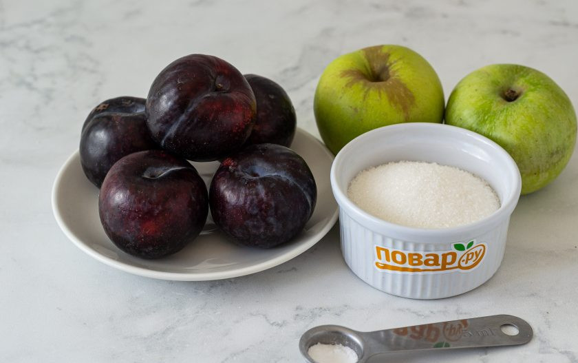 1. Этап. Яблочное пюре со сливами на зиму: Подготовьте все ингредиенты.