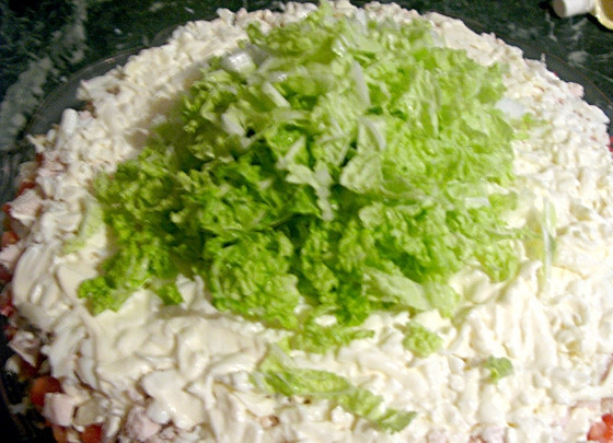 1. Этап. Салат Птичка: На лук выкладываем нарезанную куриную грудку. Смазываем майонезом. Сверху - нашинкованная пекинская капуста.