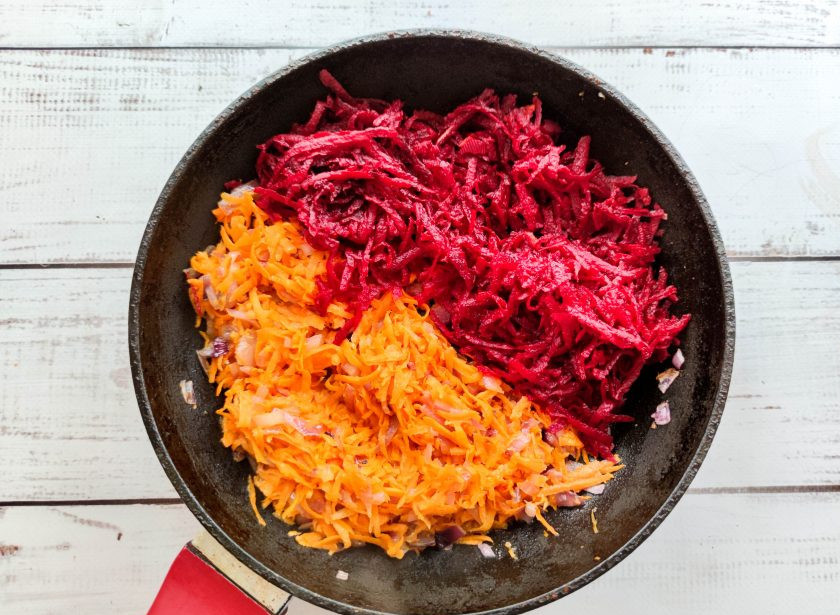 1. Этап. Гречка со свеклой и морковью: Свеклу натрите на средней терке, выложите в сковороду и жарьте овощи 5-7 минут.