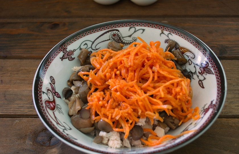 1. Этап. Салат Орхидея с курицей: Морковку по-корейски отжать от масла и добавить в салат.