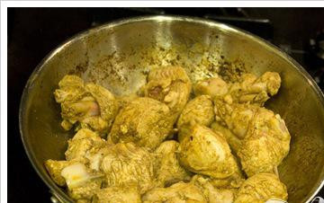 1. Этап. Классическое куриное карри: Продолжайте мешать курицу, пока она не начнёт коричневеть.