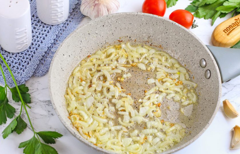 1. Этап. Мидии Мариньер: Лук и чеснок очистите от шелухи и промойте в воде. Нарежьте луковицы мелким кубиком или полукольцами и отпассеруйте в сливочном масле на сковороде примерно 3-5 минут до румяности.