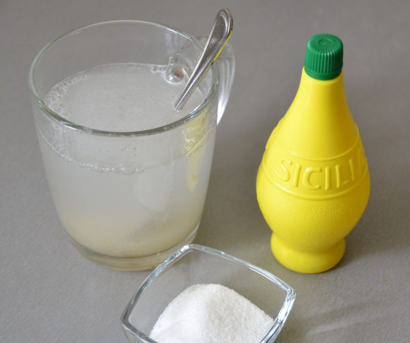 1. Этап. Прозрачное желе: Растворите в 200 мл. воды оставшуюся половину желатина, добавьте сахар 1 ст. ложку (можно по вкусу), влейте 1 чайную ложку лимонного сока.