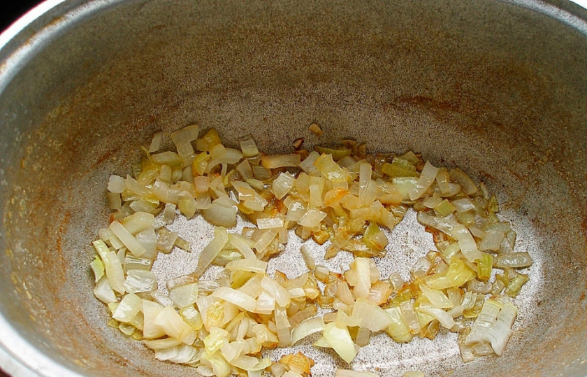 1. Этап. Венгерский бограч: Нагреваем казан или гусятницу, растапливаем смалец и на нем обжариваем очищенный и нарезанный лук.