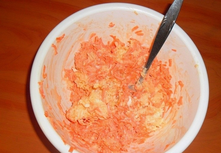 1. Этап. Салат сырный с чесноком и морковью: 5. Тщательно перемешиваю все ингредиенты и отправляю в холодильник на 15 минут для настаивания.