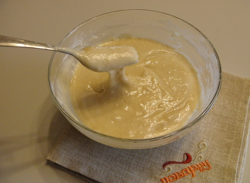 1. Этап. Постный яблочный пирог: Венчиком или вилочкой сделайте тесто однородным, без комочков. По густоте оно должно быть, как на оладьи.