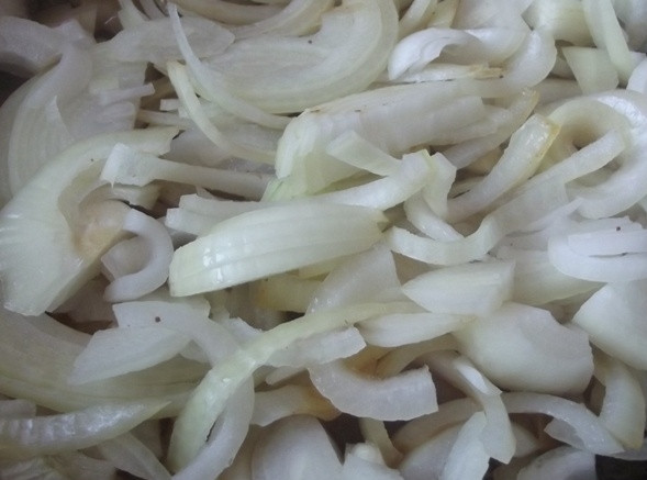 1. Этап. Капуста с говядиной в мультиварке: 3. Лук нарежьте тонкими полукольцами, слегка обжарьте на растительном масле до золотистого цвета.