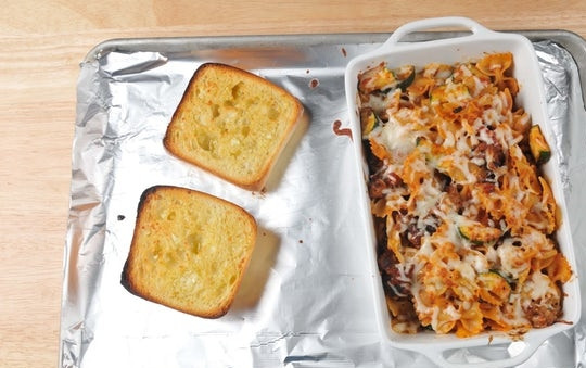 1. Этап. Запечённые фарфалле: 4. В жаропрочную форму выложите смесь из фарфелле, воды, соуса, цуккини и натёртого 