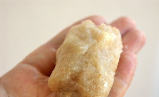 1. Этап. Котлеты с начинкой: Заворачиваем края и формируем аккуратную котлетку.