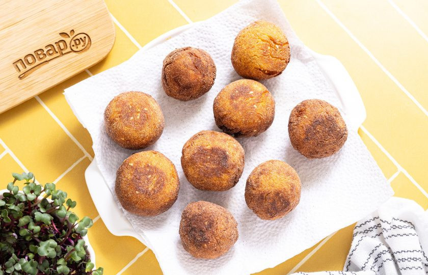 1. Этап. Фалафель из батата: Обжаренный фалафель выложите на бумажные полотенца, чтобы впиталось лишнее масло.