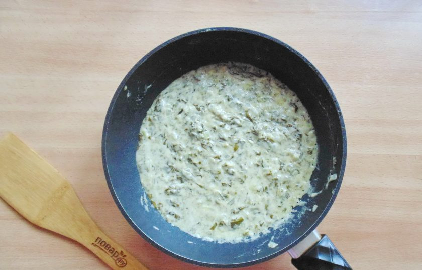 1. Этап. Соус из щавеля: Посолите по вкусу, перемешайте лук, щавель, сметану и муку. Тушите 2-3 минуты.