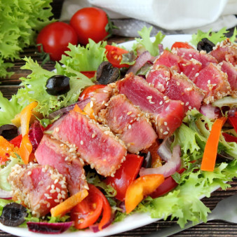 Салат с жареным тунцом