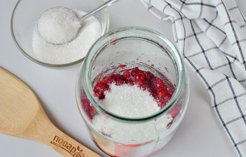 1. Этап. Клюковка: Всыпьте в банку сахар.