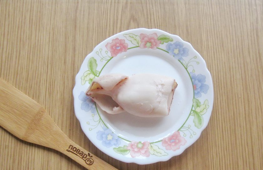 1. Этап. Салат с кальмарами и маринованным луком: Опустите кальмар в кипящую, подсоленную воду на 3 минуты и доставайте из кастрюли.