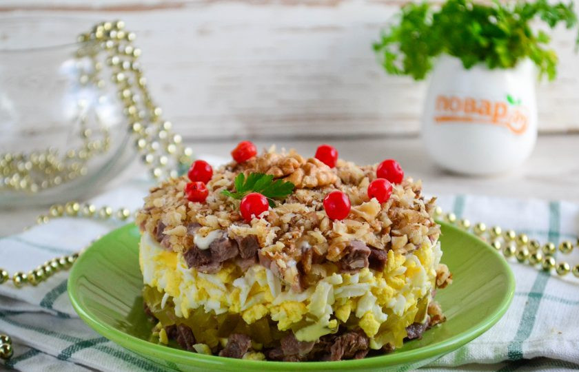 1. Этап. Мясной салат с орехами: Аккуратно снимите сервировочное кольцо, украсьте салат по своему вкусу. Приятного аппетита!