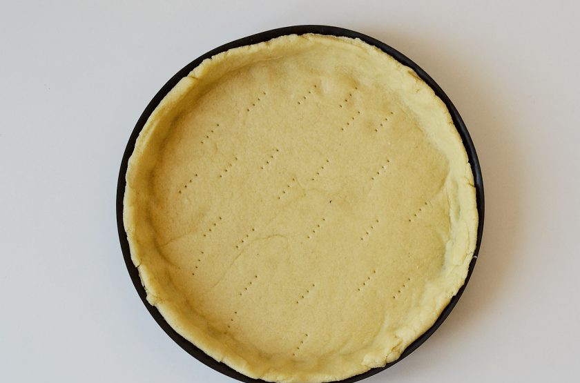 1. Этап. Постный киш: Раскатайте тесто по диаметру формы для выпечки, сформируйте бортики. Наколите вилкой дно. Выпекайте в духовке 10 минут при температуре 180 градусов.