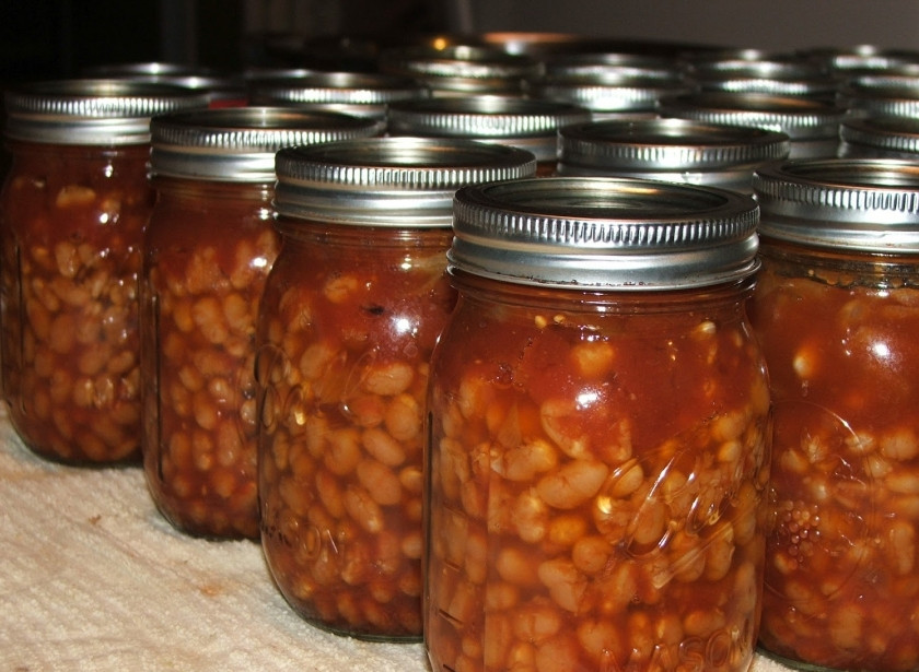 1. Этап. Консервированная фасоль в томатном соусе: Закатайте банки, переверните их вверх дном и укутайте, дайте остыть в таком положении. Потом можете перевернуть обратно и хранить в кладовке или холодильнике. Готовую консервированную фасоль в томатной соусе можно использовать в приготовлении многих блюд. Приятного аппетита!