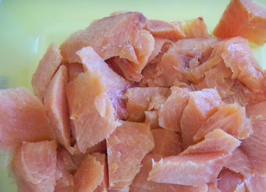 1. Этап. Паста с красной рыбой: 2. На сковороде разогрейте немного растительного масла. Очистите лук и чеснок, нарежьте мелко и отправьте на сковороду. Пока они обжариваются, нарежьте средними кусочками рыбку.