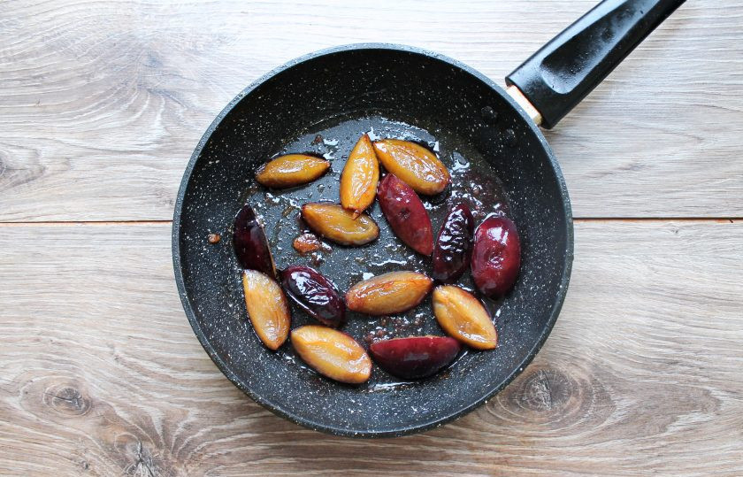 1. Этап. Салат с печенью и карамелизированными сливами: Выложите порезанные сливы и жарьте в течение 5-10 минут на среднем огне. Снимите с огня и остудите.