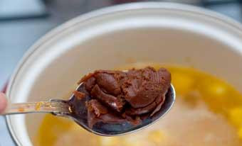 1. Этап. Овощной мисо-суп: Овощи залить кипятком и сразу же добавить пасту для мисо-супа, водоросли и сыр. Посолить и поперчить.