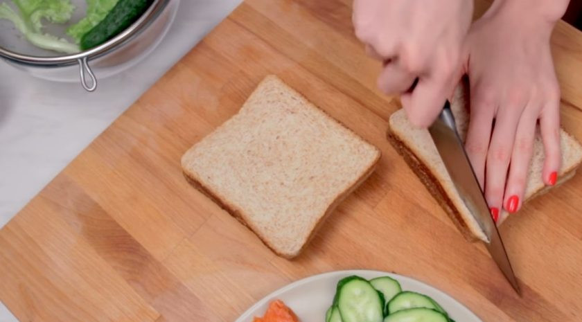 1. Этап. Сэндвич-торт Джейк из Время приключений: 2. Подготовьте хлеб: вырежьте из него одинаковые квадраты, затем слегка срежьте углы, чтобы получить более округлую форму.
