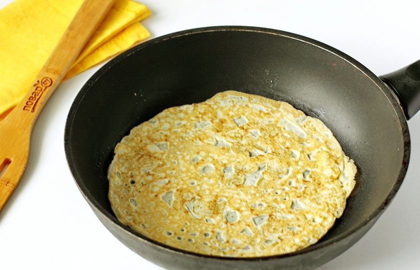 1. Этап. Яичные блинчики без крахмала: Затем, как только блинчик схватится, переверните и обжарьте вторую.