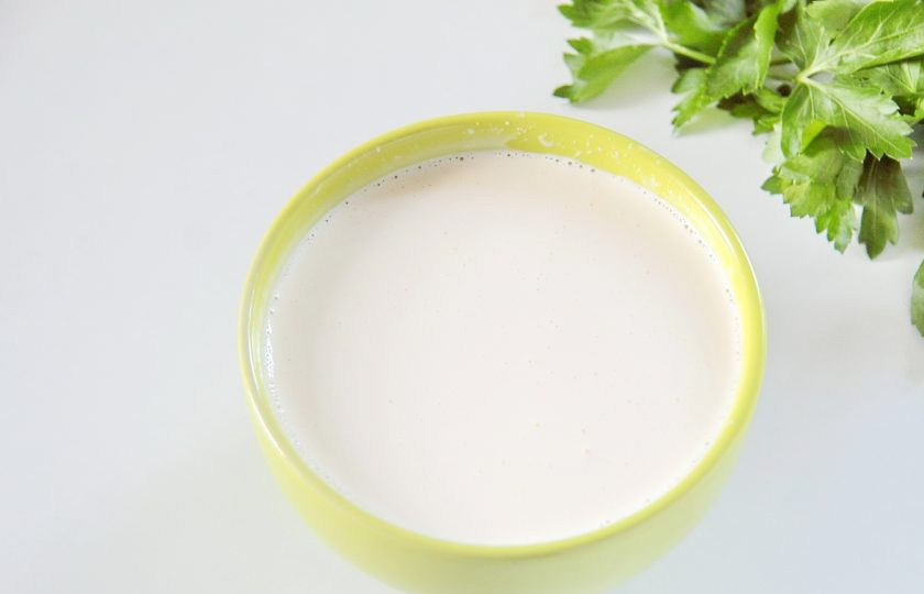 1. Этап. Салат желейный, слоеный: 7. Залейте желатин 0,5 ст. холодной воды, дайте ему набухнуть, после чего нагрейте в микроволновке ( не доводя до кипения ) и смешайте смесь с майонезом. Майонез станет жидковатым, но в процессе он застынет и превратится в желе.