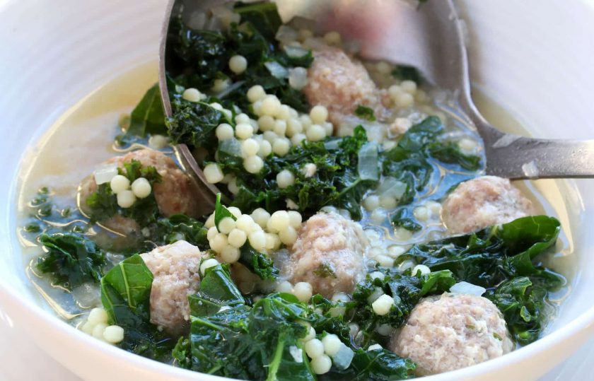 1. Этап. Итальянский свадебный суп: При подаче в каждую тарелку добавьте немного натертого пармезана.