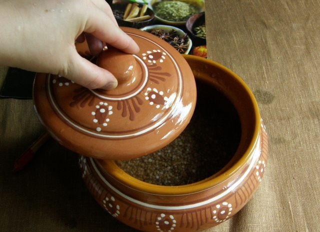 1. Этап. Гречка в горшочке в духовке: Если вы любите рассыпчатую кашу, то воды нужно добавить чуть меньше, так же при желании можете использовать свои любимые специи, но лично я кроме соли и сахара ничего не добавляю. Когда все ингредиенты уже в горшочке, накрываем его крышкой.