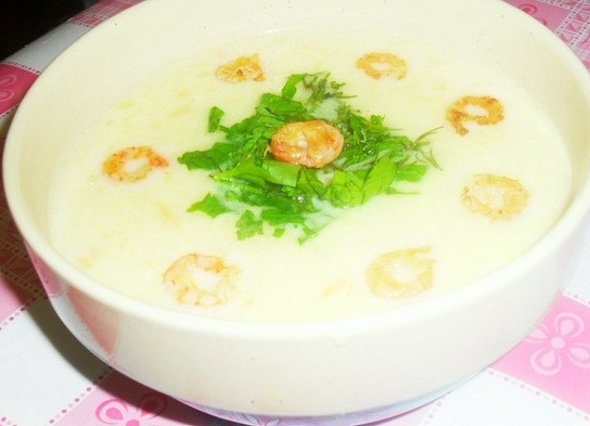 1. Этап. Сливочный суп с морепродуктами: Сельдерей достаньте. Оставшийся суп процедите, затем взбейте блендером. Во взбитый суп влейте сливки и добавьте соль. Вот и все, суп готов! Готовый суп разлейте по тарелкам, украсьте взбитыми сливками и посыпьте зеленью.