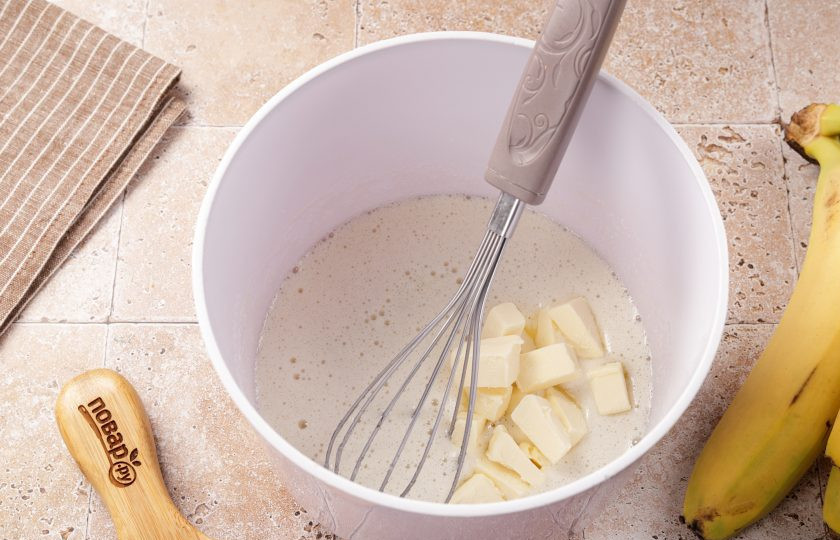 1. Этап. Заливной пирог с бананами: Добавьте мягкое сливочное масло. Взбейте до однородности.