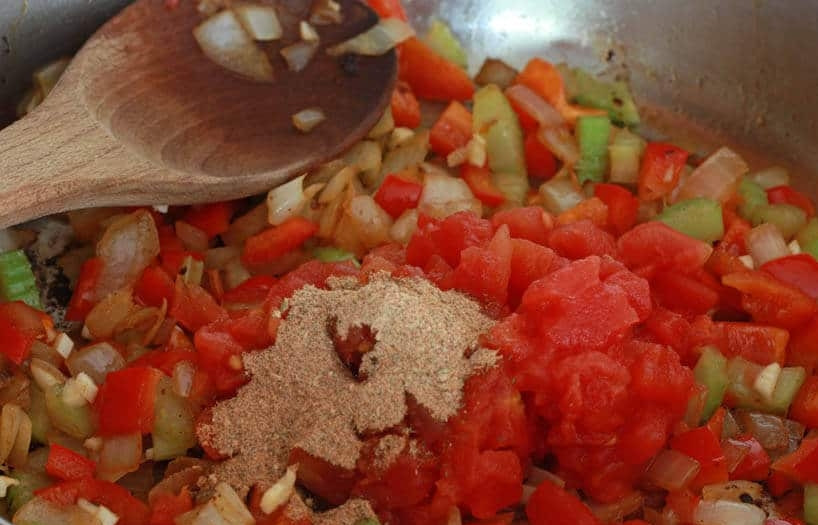 1. Этап. Вкусная говяжья подлива: 7. Обжаривайте овощи 4-6 минут, затем добавьте любые специи по вкусу, перемешайте и переложите в тарелку.