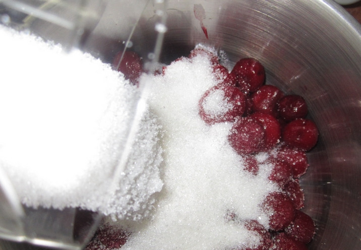 1. Этап. Блинный торт с вишней: Вишню промываем, удаляем косточки и засыпаем 1/2 стакана сахара. Варим на медленном огне 7 минут, после закипания. Снимаем с огня, вводим крахмал и тщательно перемешиваем.