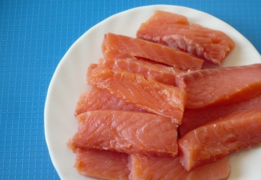 1. Этап. Сэндвичи Рождественские елки с тунцом: Слабосоленую форель нарежьте ломтиками.