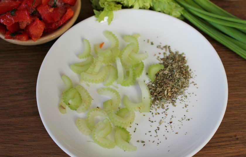 1. Этап. Овощной суп для диабетиков: Далее добавляем сельдерей, соль и пряные травы. Соли минимум.