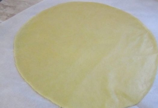 1. Этап. Торт Наполеон с очень вкусным кремом: Лепёшки выпекайте при 200 градусах в духовке в течение 5-7 минут на пергаментной бумаге.