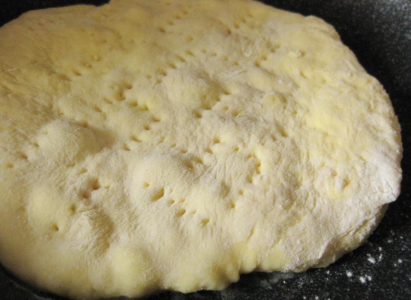 1. Этап. Карамельная курочка с овощами, лепешками и десертом: ЛЕПЕШКИ Замесить тесто на лепешки. Для этого взбить венчиком яйцо, добавить кефир и 0,5 ч.л. соли, перемешать. Всыпать муку и 0,5 ч.л. соды. Все тщательно перемешать. Тесто разделить на 4 части, раскатать в лепешки на припыленной мукой поверхности. Проткнуть с одной стороны вилкой.