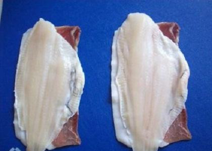 1. Этап. Камбала фаршированная: 3. На спаренные кусочки бекона положите рыбное филе.