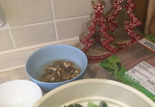 1. Этап. Рулет из индейки с пикантной начинкой: Очищаем чеснок, моем орехи. Брокколи замороженную припустить (опустить в кипящую воду на 3-5 мин) или отварить на пару в течение 15 мин.